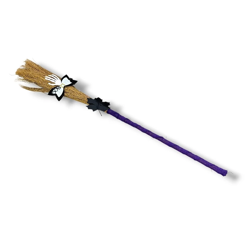 Boszorkányseprű Halloween dekoráció – Lila nyéllel, csontváz és denevér dísszel – 95 cm