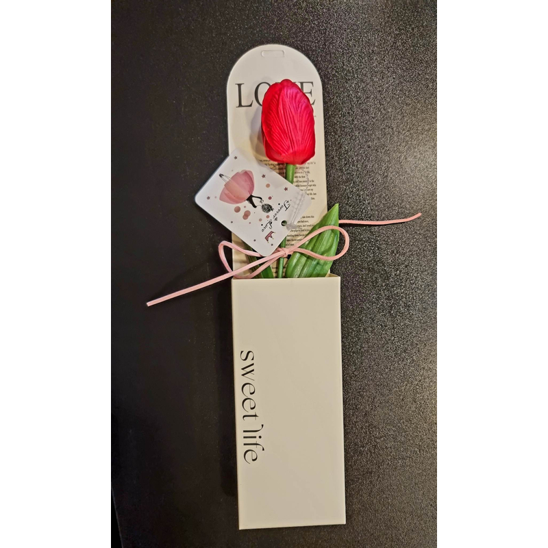 Piros tulipán díszdobozban