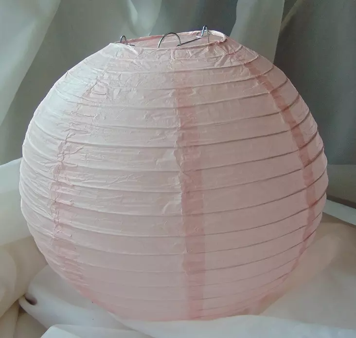 Halvány rózsaszínű gömb papírlampion 30 cm 
