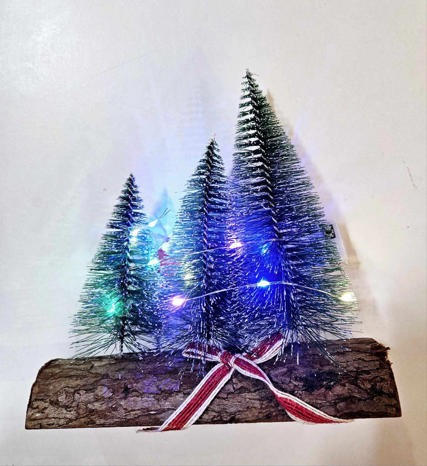 Karácsonyi fenyő dekoráció fatörzsön ,led fénnyel