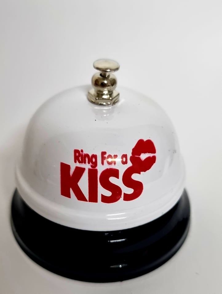 Fémcsengő,Ring for Kiss , fehér-fekete piros felirat